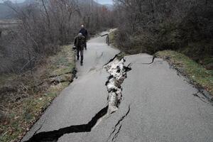 Novo klizište u Crmnici, mehanizacija zarobljena