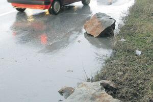 Donja Gorica: Kamenje palo na automobil