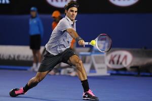Federer se poigravao sa Raonićem