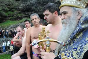 Amfilohije: Obnovićemo Crnu Goru kad obnovimo crkvu na Lovćenu