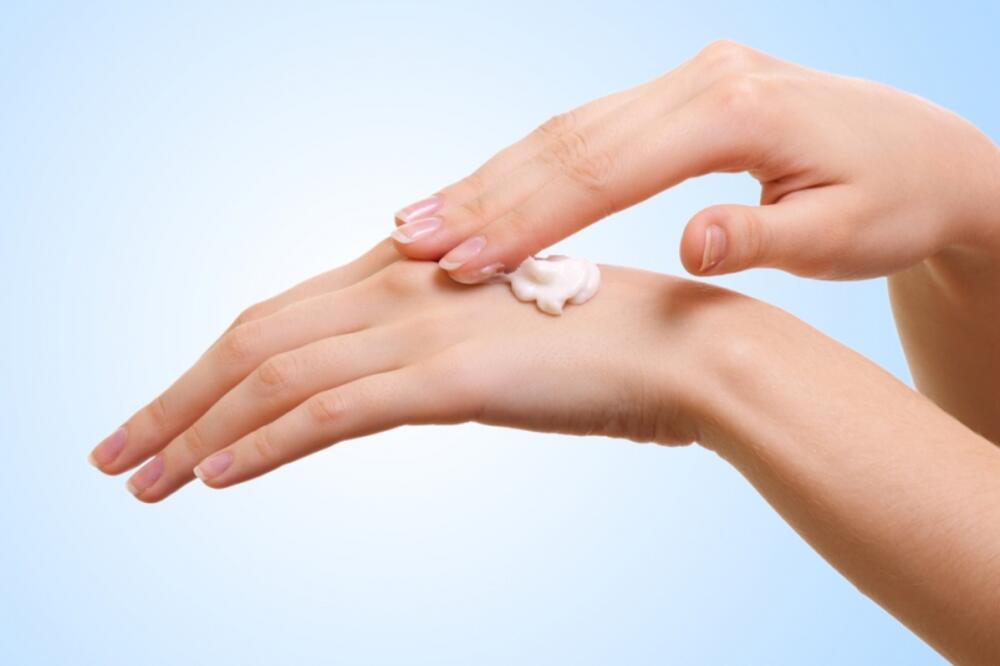 Pomada, Mazanje ruku, Foto: Shutterstock