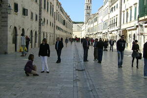 Dubrovnik: Kažnjavaće one koji samo šetaju Stradunom, a ništa ne...