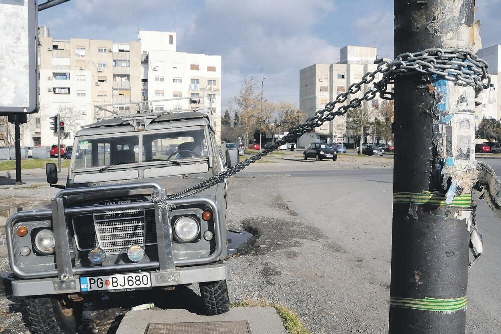 Džip vezan za semafor, Foto: Zoran Đurić