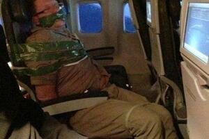 Pijani putnik vezan trakom za sjedište u avionu