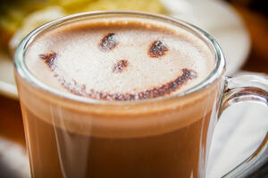 Topla čokolada ukusnija ako se pije iz naradžaste šolje