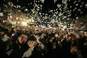 Japanci u Novu godinu ulaze glasnim smijehom, Španci jedu grožđe