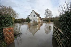 Velika Britanija: Preko 300 upozorenja na poplave