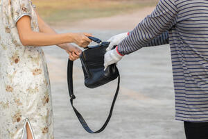 Herceg Novi: Prijeteći mačetom opljačkao dvije žene