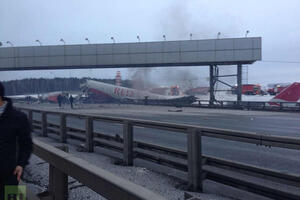 Avion pao na autoput pored Moskve, četiri osobe poginule
