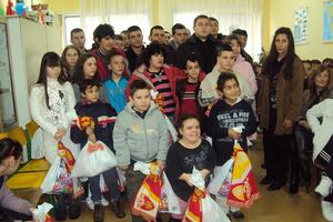 "Sokoli Bar" dijelili paketiće