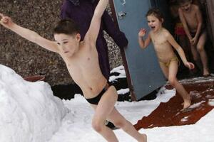 Rusko čeličenje: Kupanje djece hladnom vodom na snijegu