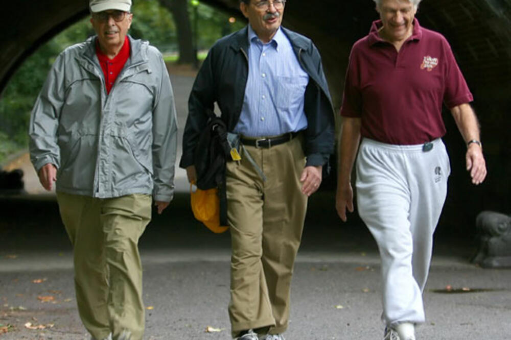stari ljudi pješače, Foto: Healthy-discoveries