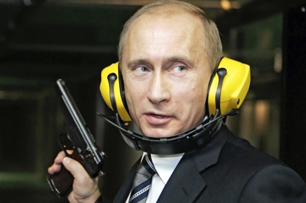 Putin sa pištoljem, Foto: RT