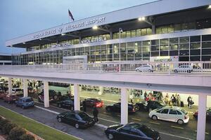 Let iz Beograda za Podgoricu kasnio 24 sata, putnici ljuti na...