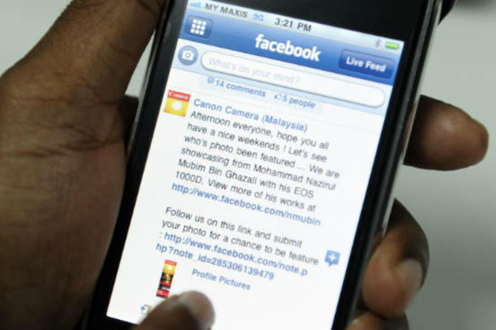 Facebook, telefon, Foto: Cnn.com