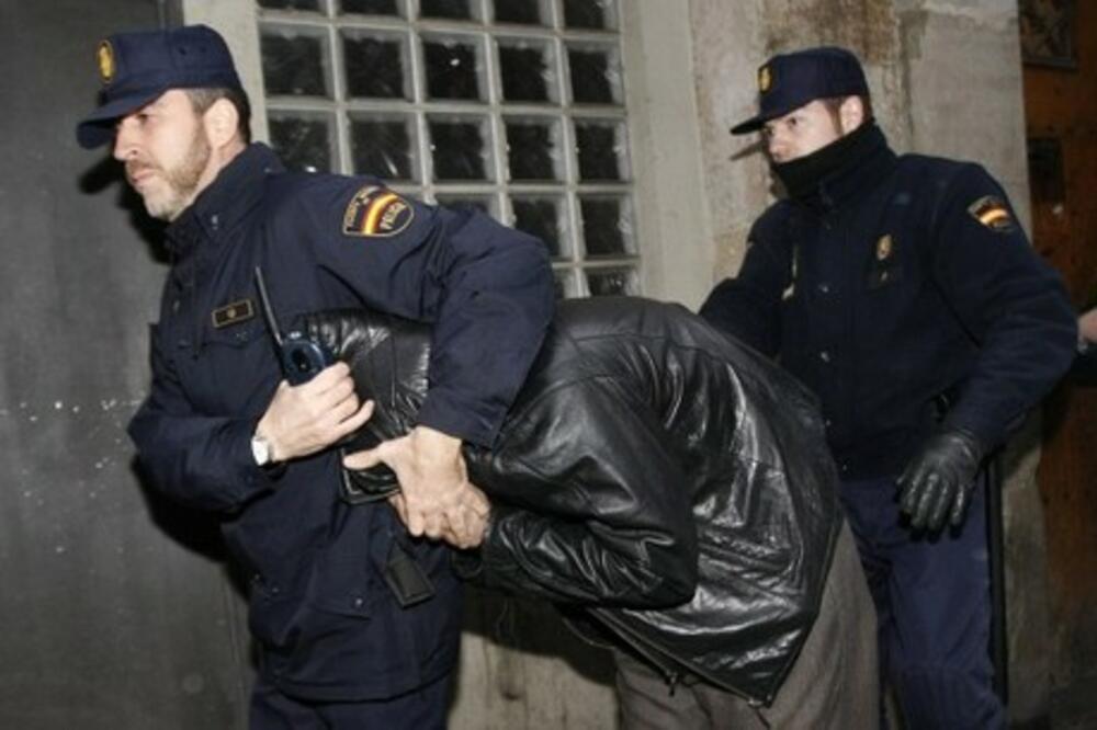 Španska policija hapsi, Foto: Rojters