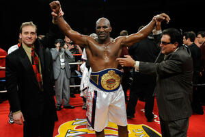 Holifildove rukavice prodate za 32.500 dolara