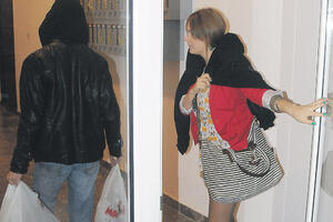 Investitor promijenio bravu na ulazu zgrade, stanari zovu policiju