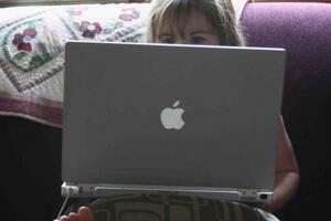 Djeca na internetu: Manje od pola roditelja brine zbog neznanaca