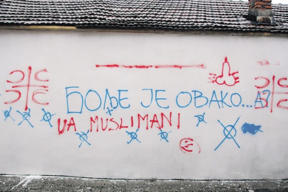 Podgorica, Starodoganjska džamija, uvrjedljivi grafiti, Foto: Luka Zeković