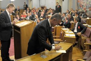 Đukanović traži kovertirane ostavke svih javnih funkcionera, osim...