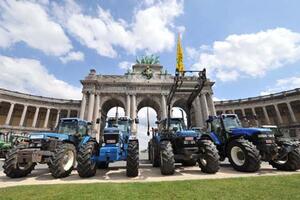Proizvođači mlijeka traktorima blokirali Šumanov trg