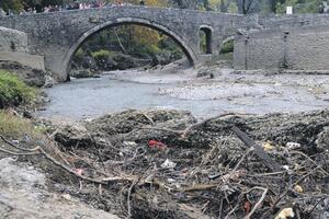 Korito Ribnice puno smeća
