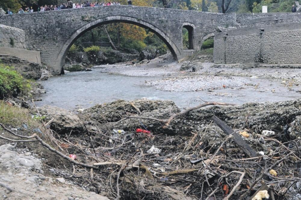 rijeka Ribnica, korito smeće, Foto: Boris Pejović