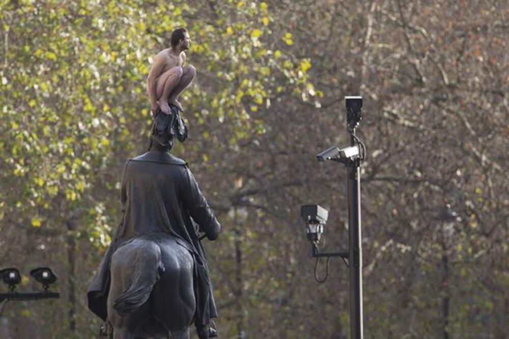nagi muškarac, London, Foto: Nydailynews.com