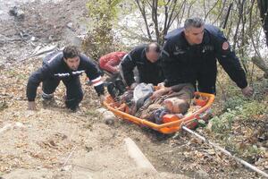 Policija spasila mladića koji je nepomično ležao ispod Nikoljačkog...