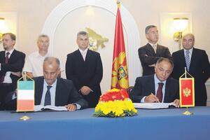 Opet  pominju da se   A2A   povlači iz EPCG