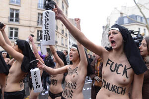 Pariz: Članice "Femena" na maršu katolika