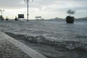 Talasi visoki sedam metara zaustavili trajekte u Dalmaciji