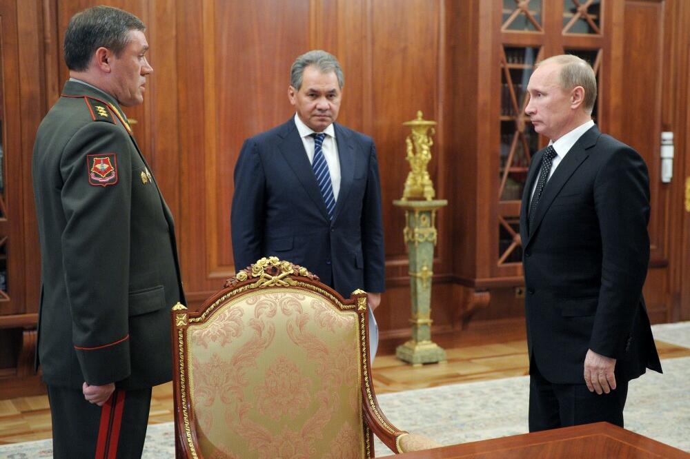 Gen Valery Gerasimov, Defense Minister Sergei Shoigu, and President Vladimir Putin, Foto: AP