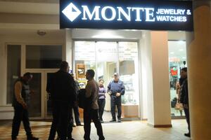 Policija i dalje traga za razbojnicima koji su opljačkali radnju...