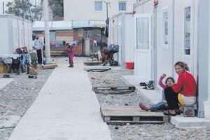 U kontejnere u kampu Konik uselilo 28 porodica