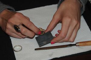 Sve više građana prodaje zlato, broj radnji za otkup raste