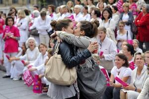 Djevojke se poljubile na protestima protiv istospolnih brakova