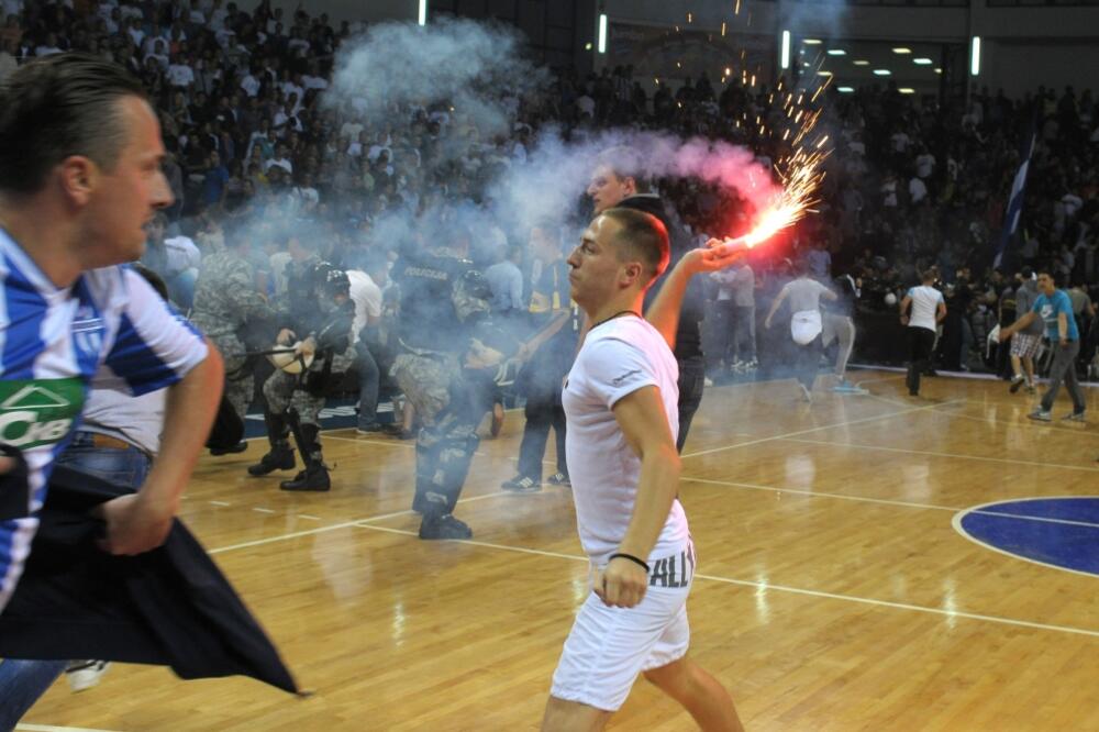 Budućnost-Partizan neredi, Foto: Savo Prelević
