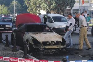 Bar: Mercedes gorio ispred igraonice