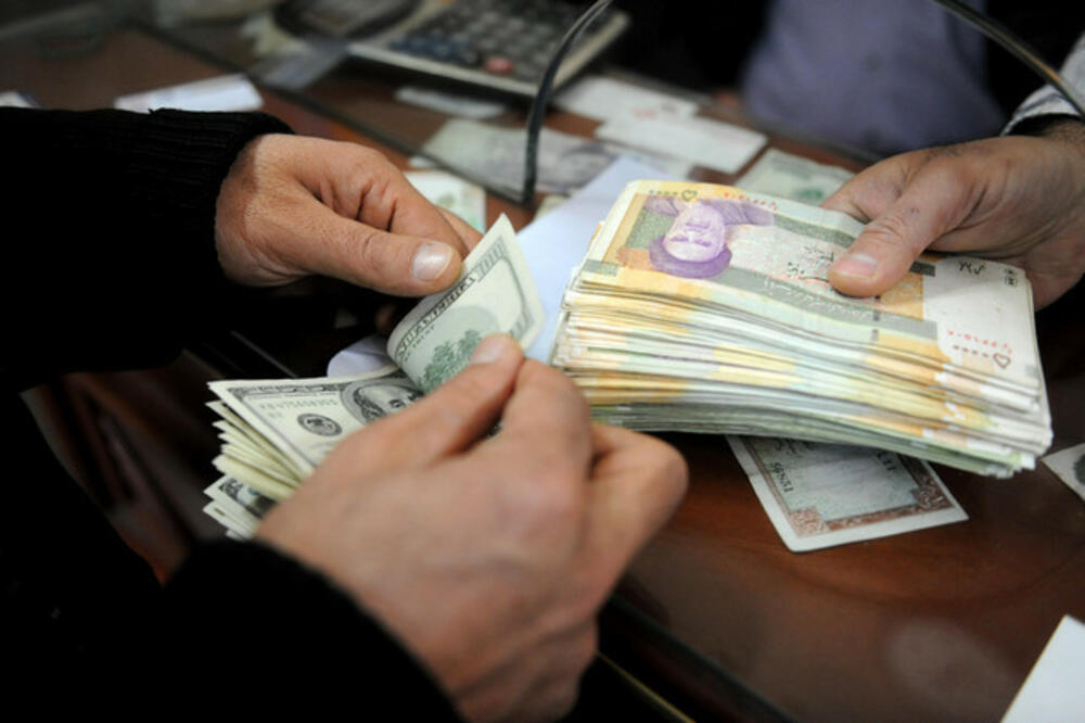 Rial, dolar, Foto: Bloomberg.com