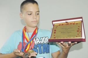 Dejan Baletić - Dvanaestogodišnji slikar, muzičar, matematičar i...