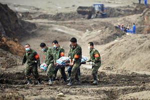 Odron zemlje zatrpao školu i ubio 18 djece na jugu Kine