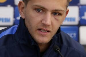 Krišito protiv Milana sa zaštitnom maskom