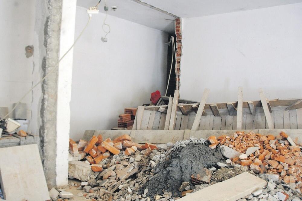 Bulevar revolucije, mermer u trafo-stanici, Foto: Luka Zeković