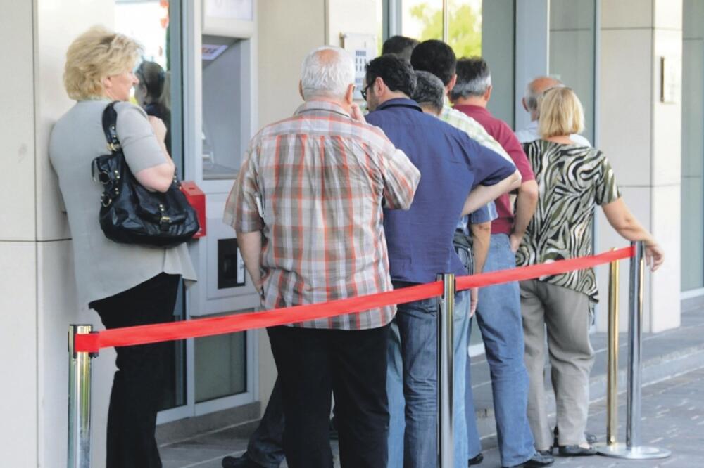 Stara devizna štednja, Red, Kolona, Banka, Foto: Arhiva "Vijesti"