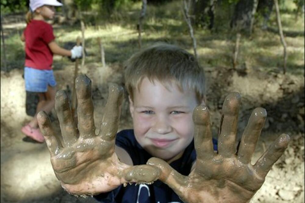 djeca u blatu, blato, Foto: Ljworld.com