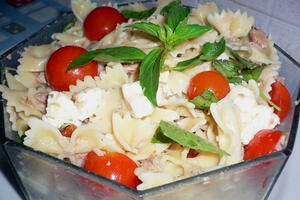 Hladna trobojna tjestenina (Pasta tricolore fredda)