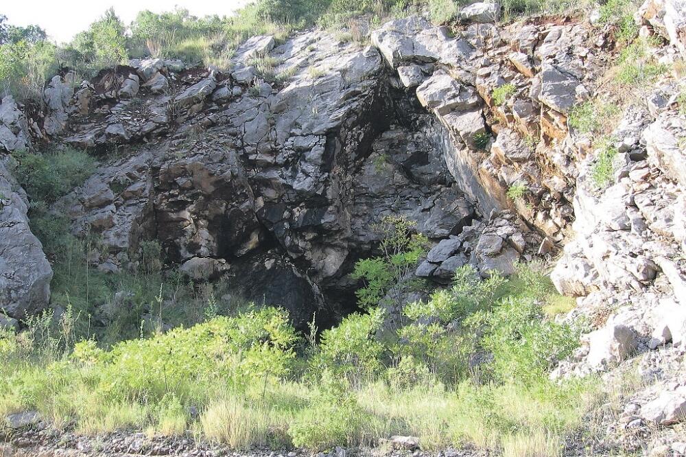 Luštica, oružje, potkop, Foto: Siniša Luković