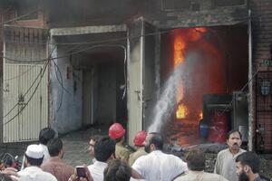 U požarima u dvije fabrike stradala 261 osoba